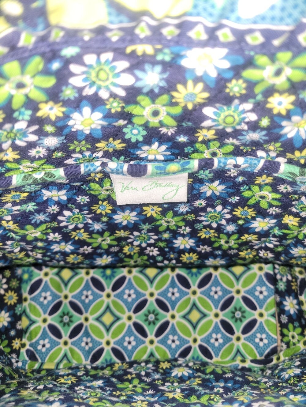 Vera Bradley Large Daisy Daisy Tote. - Picture 4 of 5